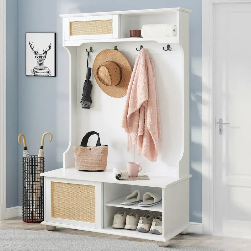 Porte-manteau de style ferme en rotin avec banc, patères et portes coulissantes de rangement