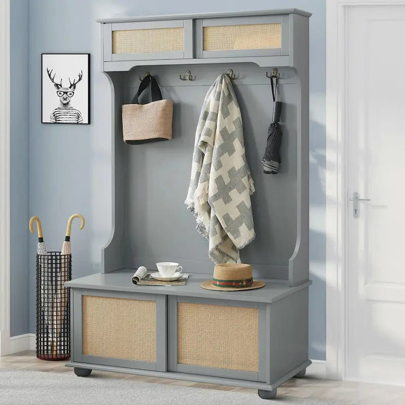 Porte-manteau de style ferme en rotin avec banc, patères et portes coulissantes de rangement