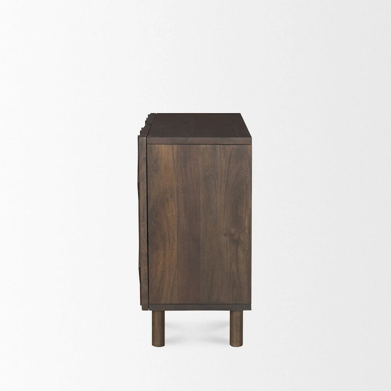 Meuble d'appoint en bois massif brun foncé avec portes et étagère sculptées de motifs en losange