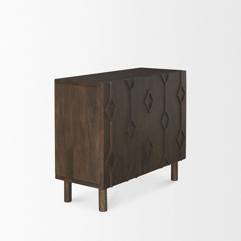 Meuble d'appoint en bois massif brun foncé avec portes et étagère sculptées de motifs en losange