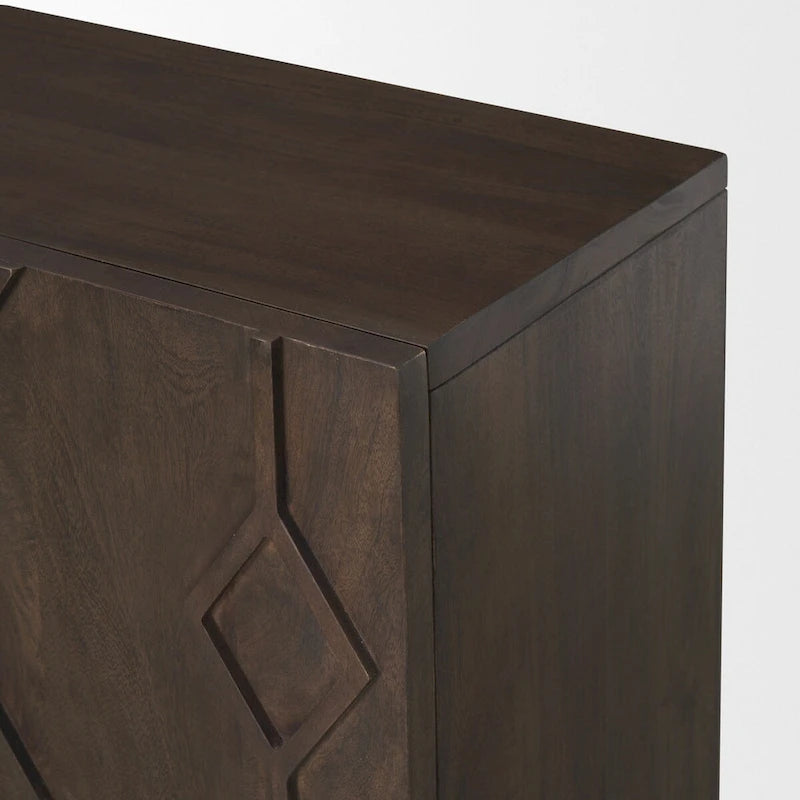 Meuble d'appoint en bois massif brun foncé avec portes et étagère sculptées de motifs en losange