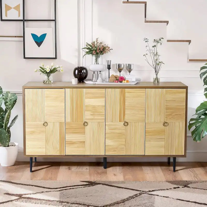 Bahut 4 portes avec panneaux en pin sculpté et pieds en fer