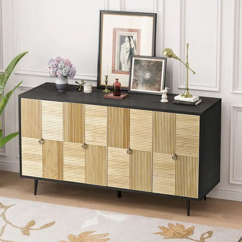 Bahut 4 portes avec panneaux en pin sculpté et pieds en fer