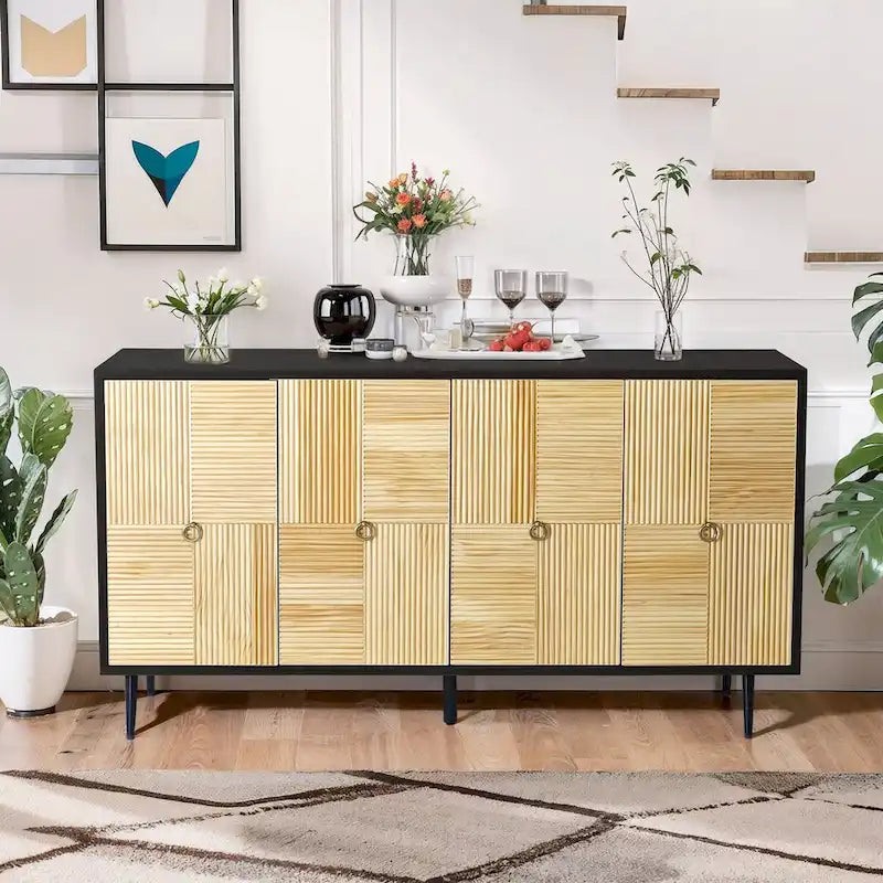 Bahut 4 portes avec panneaux en pin sculpté et pieds en fer