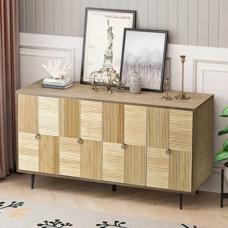 Bahut 4 portes avec panneaux en pin sculpté et pieds en fer