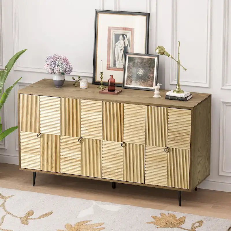 Bahut 4 portes avec panneaux en pin sculpté et pieds en fer