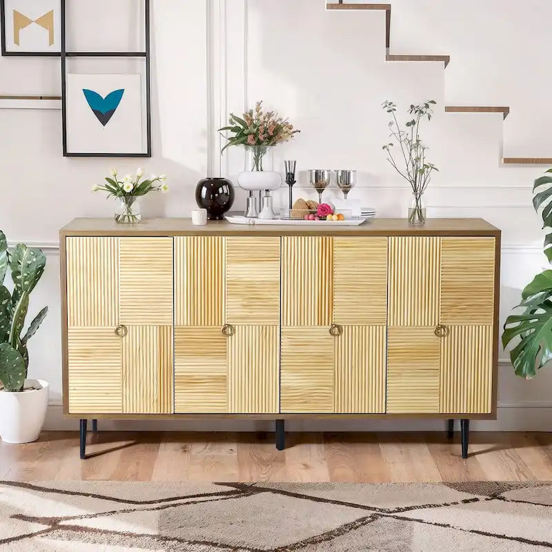 Bahut 4 portes avec panneaux en pin sculpté et pieds en fer