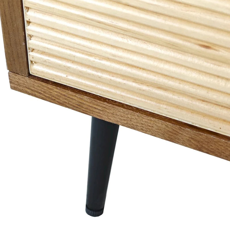 Bahut 4 portes avec panneaux en pin sculpté et pieds en fer