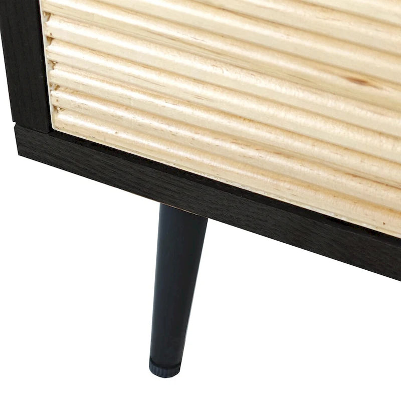 Bahut 4 portes avec panneaux en pin sculpté et pieds en fer