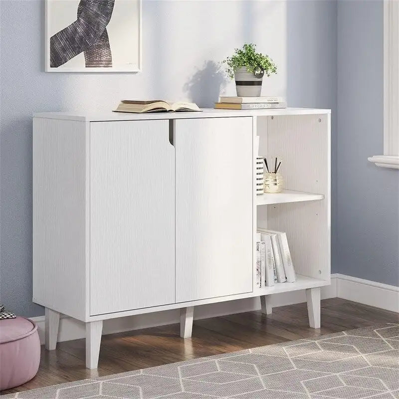 Buffet en bois blanc avec portes et étagères ouvertes