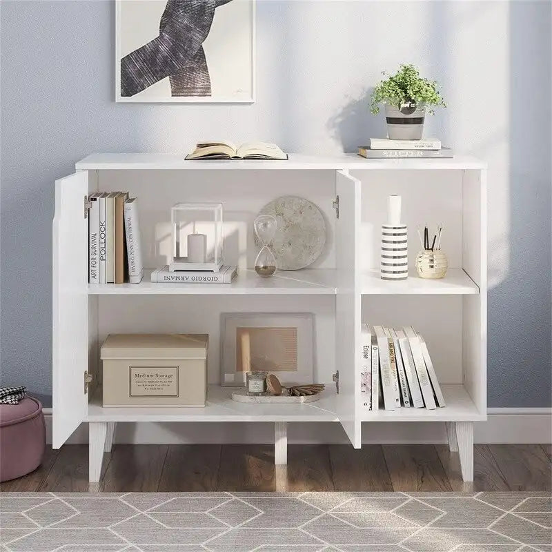 Buffet en bois blanc avec portes et étagères ouvertes