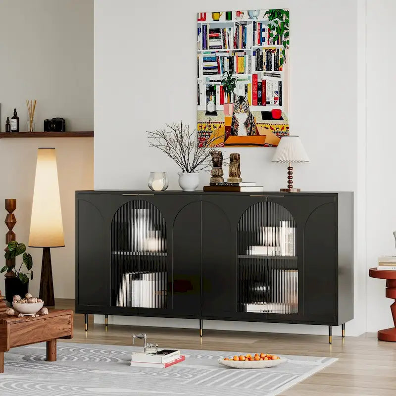Buffet noir mat avec portes en verre cannelé et pieds en métal