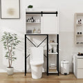 Meuble de rangement blanc à placer au-dessus des toilettes avec porte coulissante de style grange et étagères latérales ouvertes