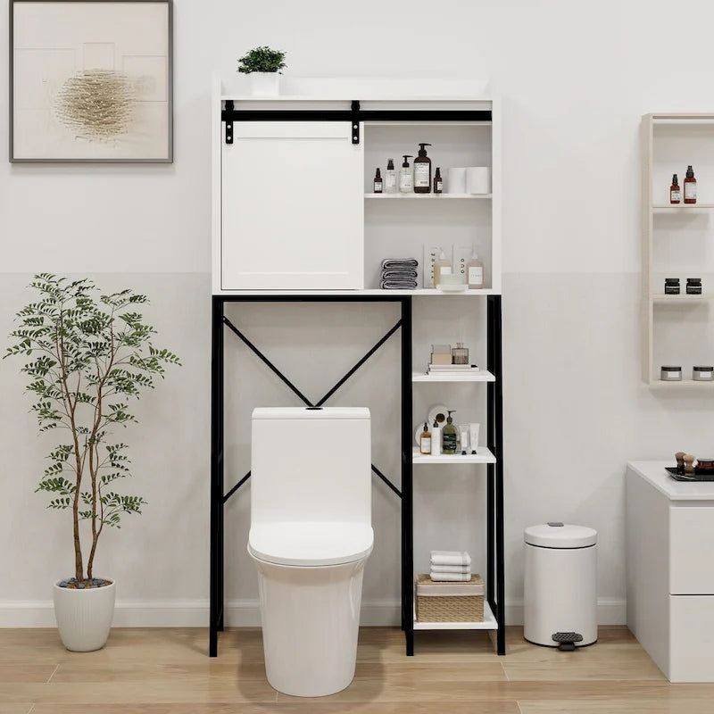 Meuble de rangement blanc à placer au-dessus des toilettes avec porte coulissante de style grange et étagères latérales ouvertes