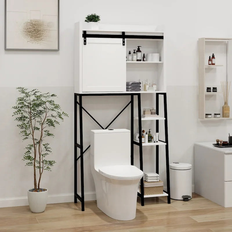 Meuble de rangement blanc à placer au-dessus des toilettes avec porte coulissante de style grange et étagères latérales ouvertes