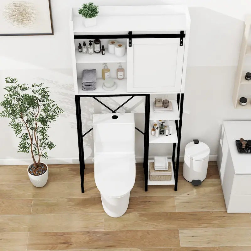Meuble de rangement blanc à placer au-dessus des toilettes avec porte coulissante de style grange et étagères latérales ouvertes