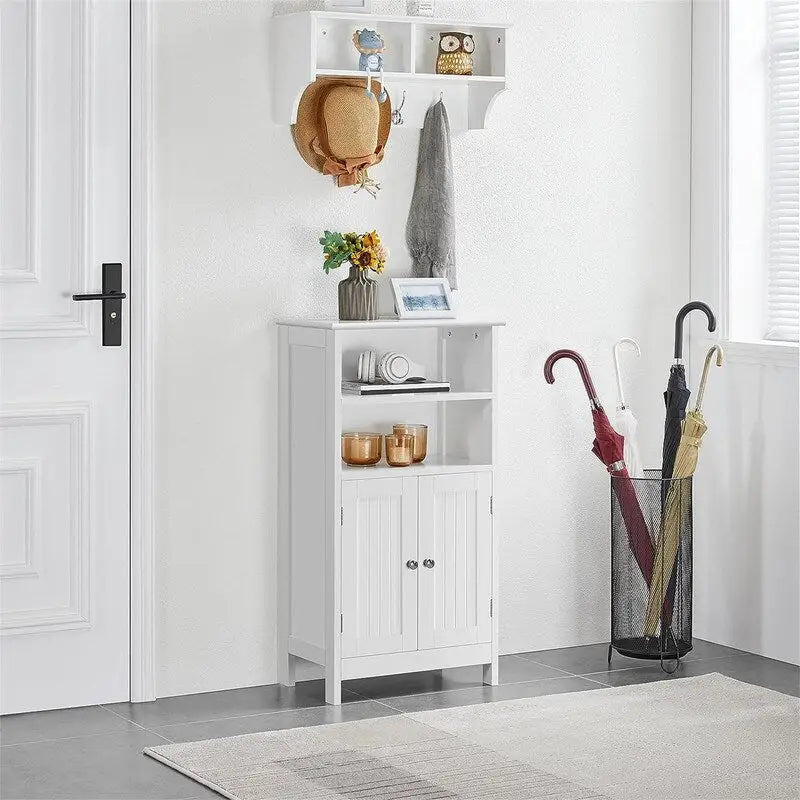 Meuble de rangement de salle de bain sur pied avec finition bois blanc, étagères réglables et portes doubles
