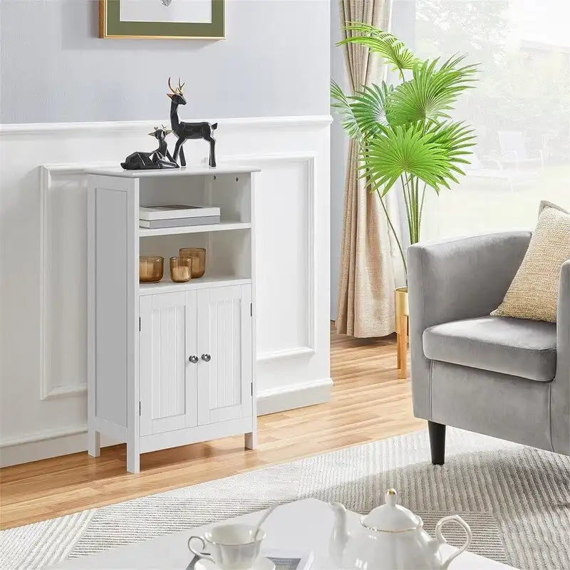 Meuble de rangement de salle de bain sur pied avec finition bois blanc, étagères réglables et portes doubles